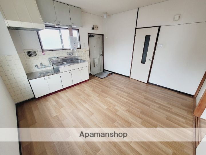 真田ビルの居間