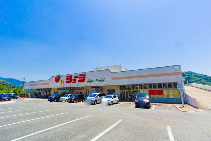 ラリューアBの周辺