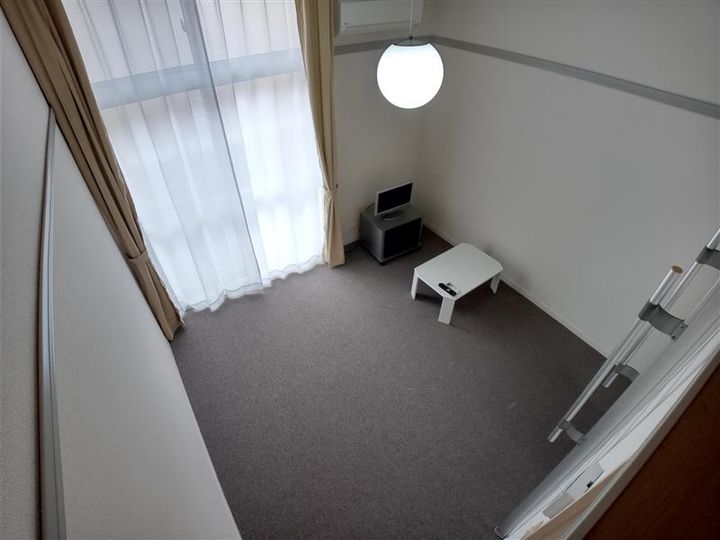 レオパレスアゼリア208の居間