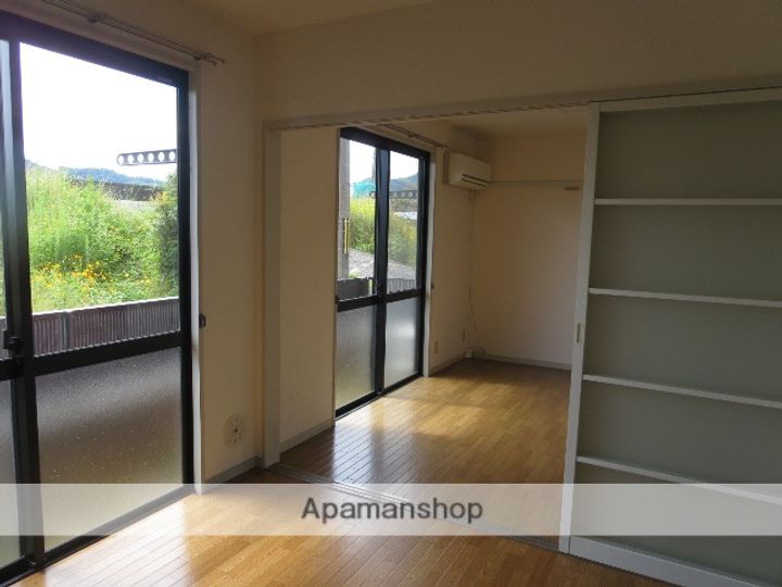 リバーサイドみかみの居間