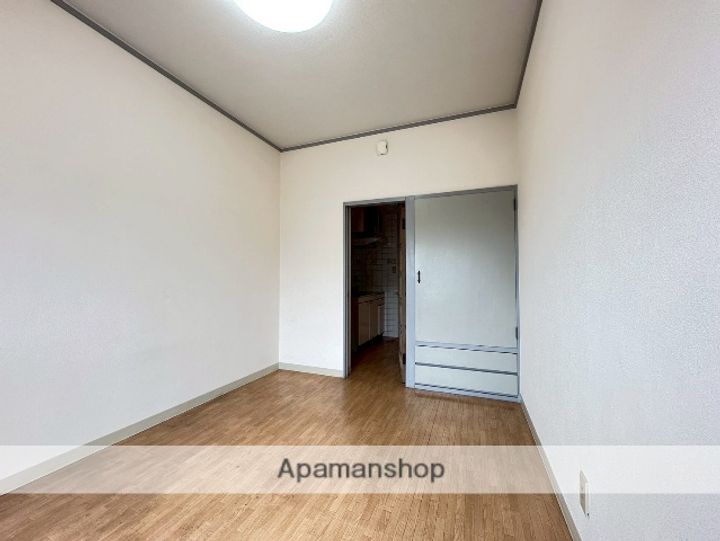 デージータウン元町308の居間