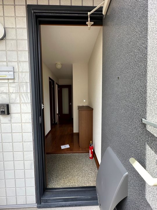 山口県岩国市南岩国町4丁目の賃貸アパートの玄関
