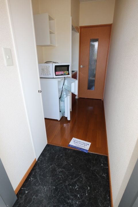 レオパレスボムール203の玄関