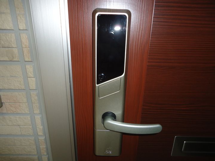 DーROOM大屋 B棟の玄関