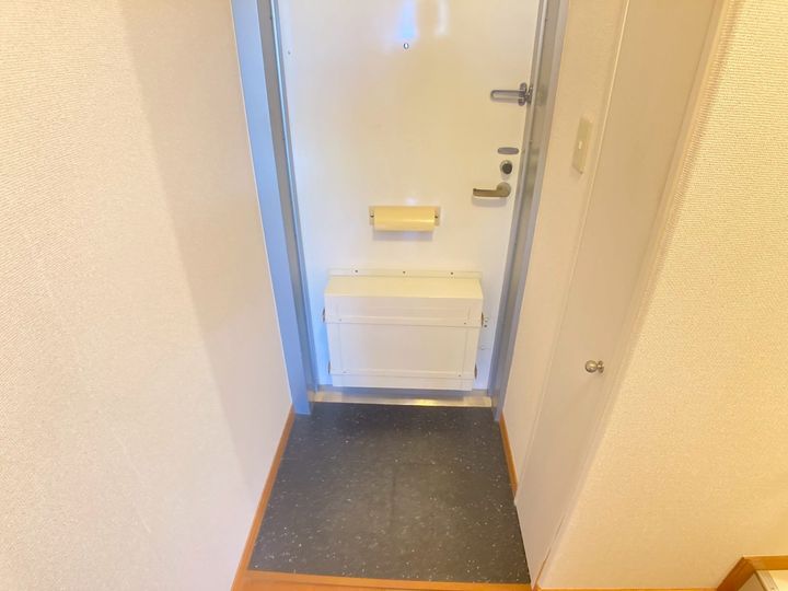 レオパレス姫山202の玄関