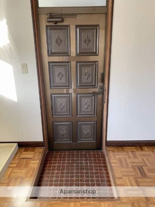 岡田アパート5の玄関