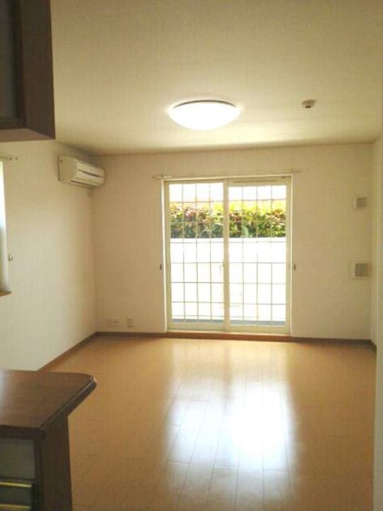 サン メゾン Aの居間