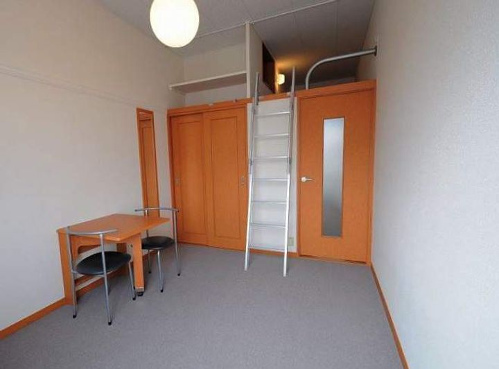 レオパレススワンレイクみのり102の居間
