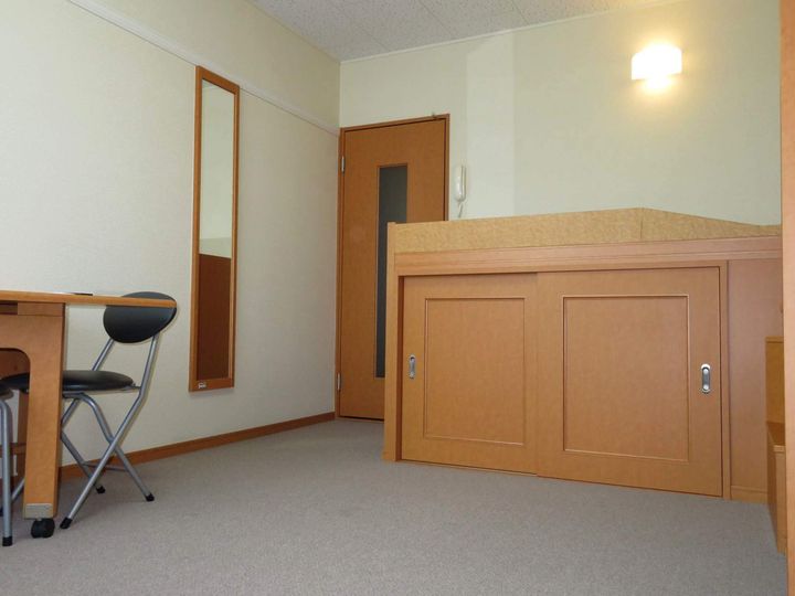 レオパレスサニーコート西高泊107の居間