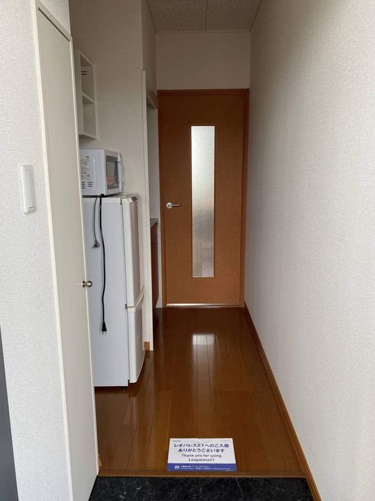 レオパレスレイク203の玄関