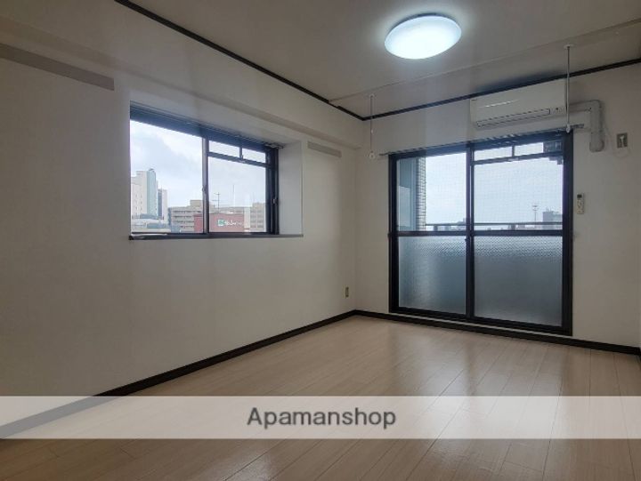 山口県宇部市西小串1丁目の賃貸マンション906の居間