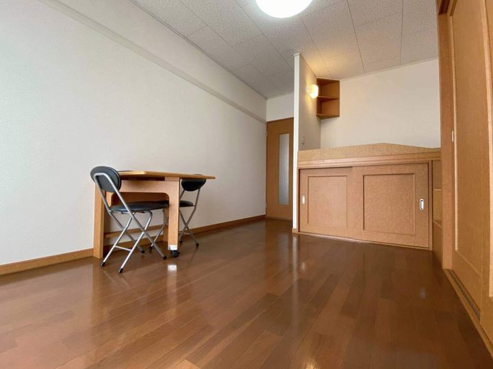 レオパレスドゥジェーム昭和町101の居間