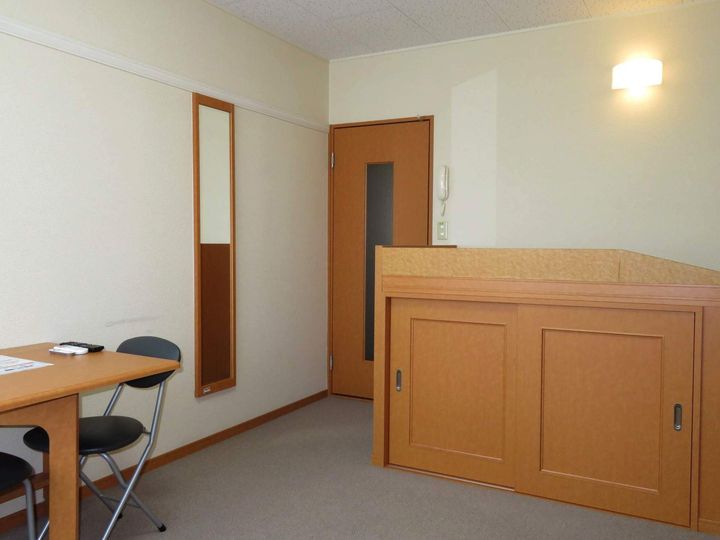 レオパレスボムール西高泊103の居間