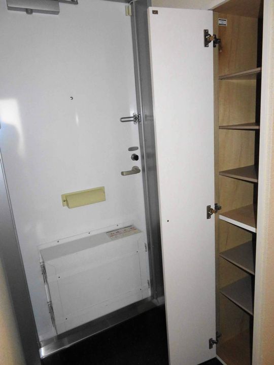 レオパレスサニーコート西高泊201の玄関