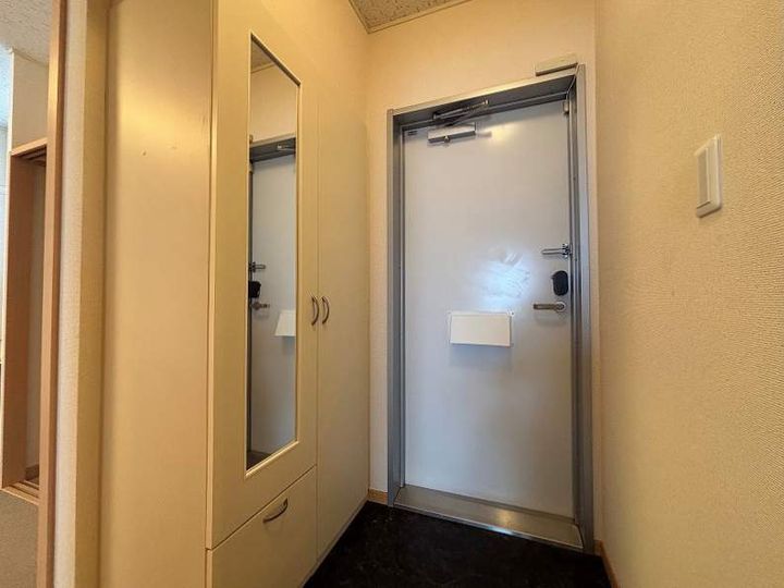 レオパレス飛躍館202の玄関