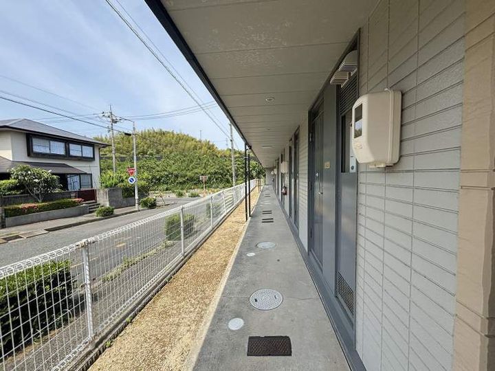 レオパレスLIGHTLIFEⅠ207の玄関