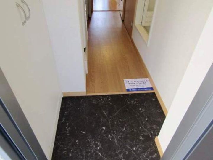 レオパレスマリーンブルー207の玄関