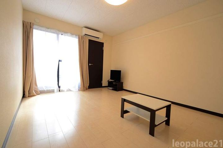 レオネクストシャーマー筋川102の居間