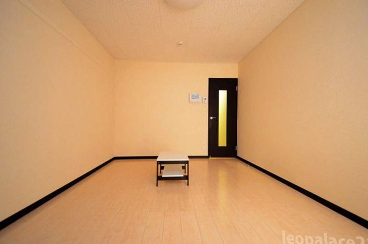 レオネクストシャーマー筋川102の玄関