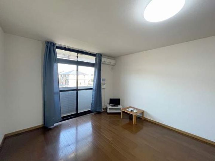 レオパレス梶栗202の居間