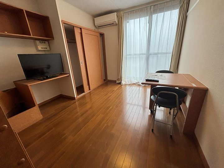 レオパレスMUKUNO207の居間