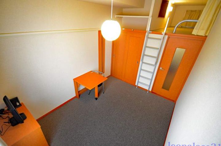 レオパレスシェモア長府201の居間