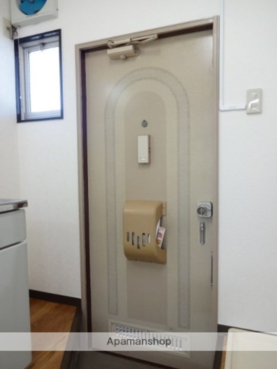 ハイツ渡辺B棟102の玄関