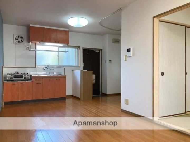 リバーハイツ綾羅木の玄関