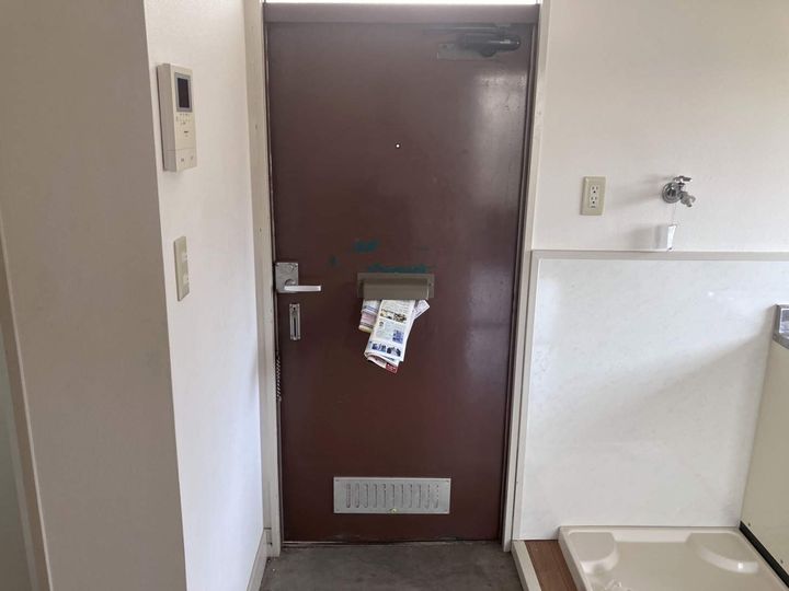 江本ハイツA201の玄関