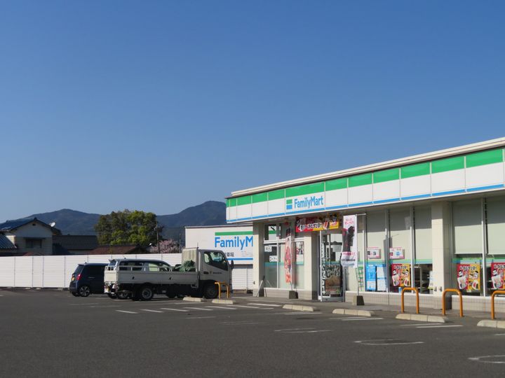 クローバー・サーティの周辺