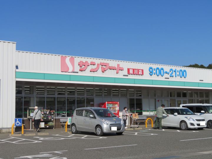 クローバー・サーティの周辺