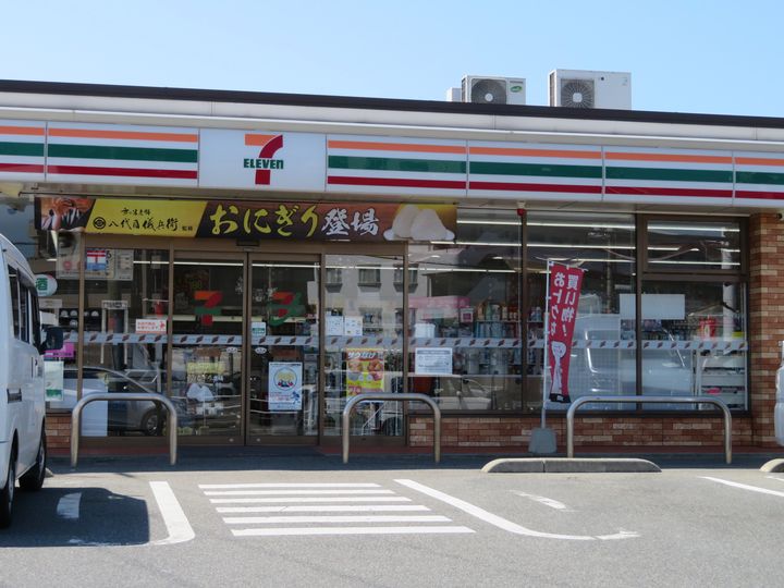 クローバー・サーティの周辺