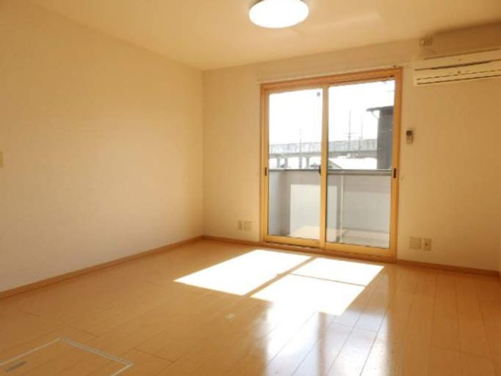 フローレンス市原の居間