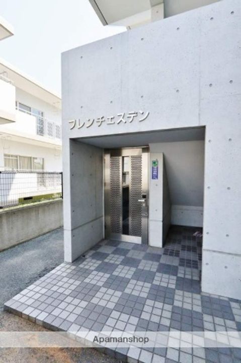 フレンチェスデンの外観