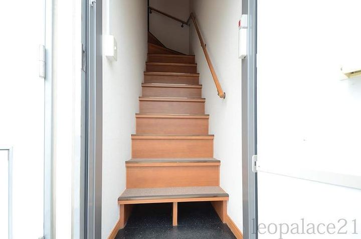 レオパレスカネイ208の玄関