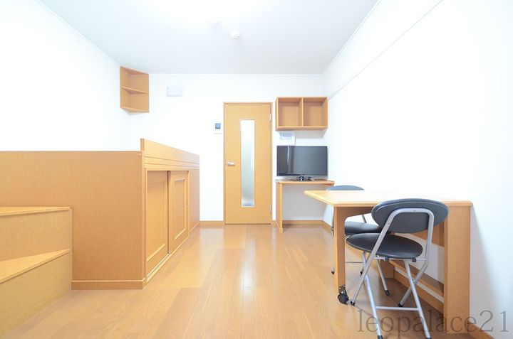 レオパレスカネイ105の居間