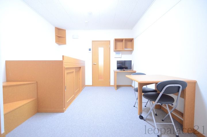 レオパレスカネイ203の居間