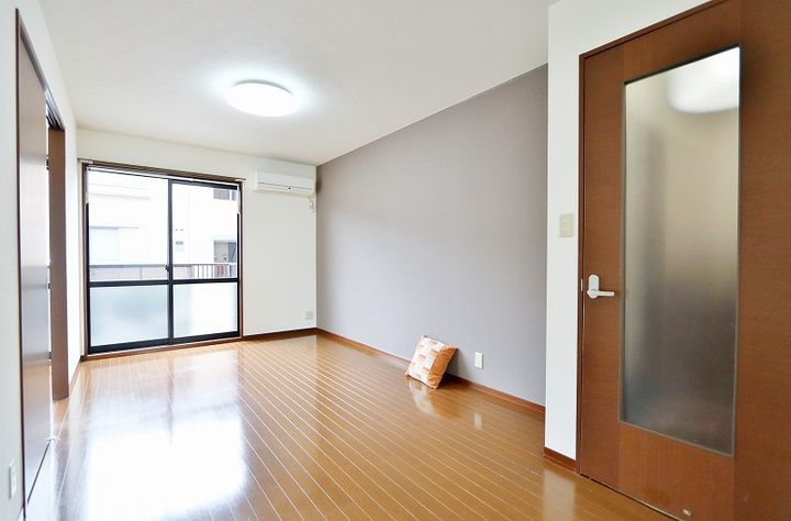 シャーメゾン大原 A棟の居間
