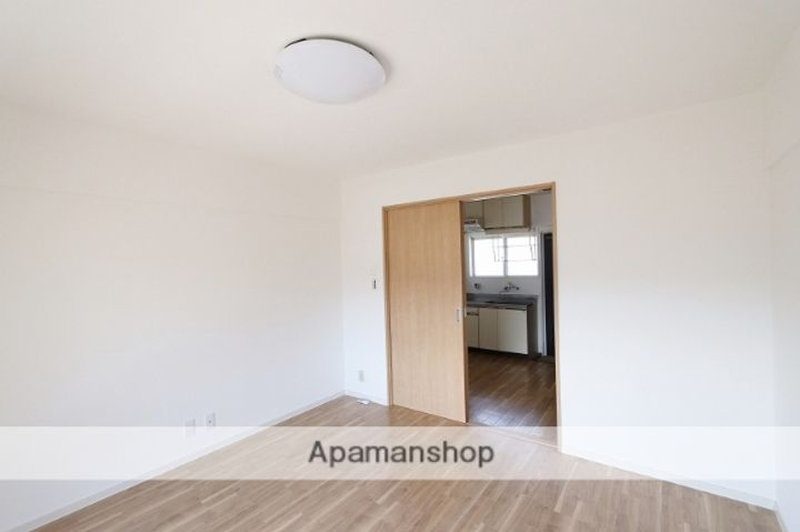 ロイヤルグレイスコーポ浅野302の居間