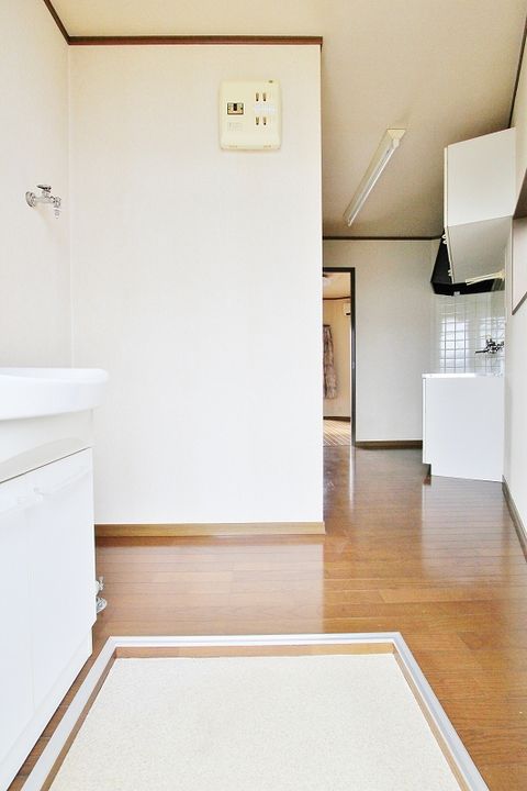 椎の宮荘203の玄関