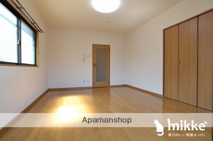 グランドジョラス306号室の居間