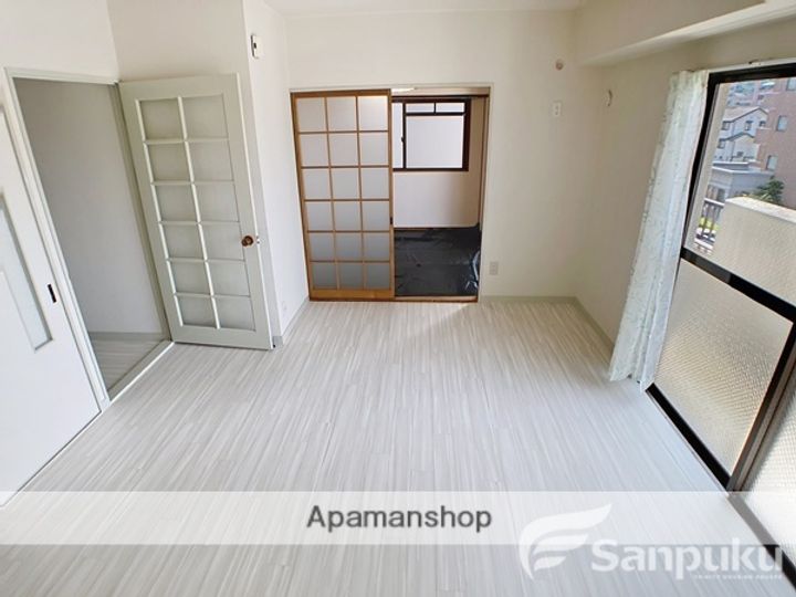 キクエ第一ビルの居間