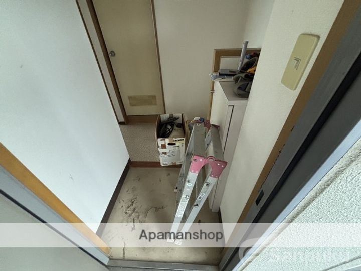 松山西ハイツ405の玄関