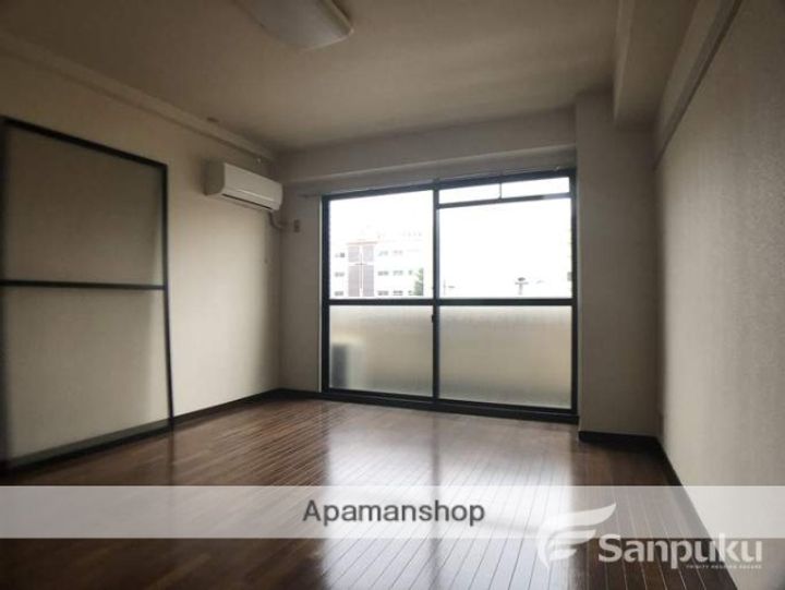 佐伯ビルの居間