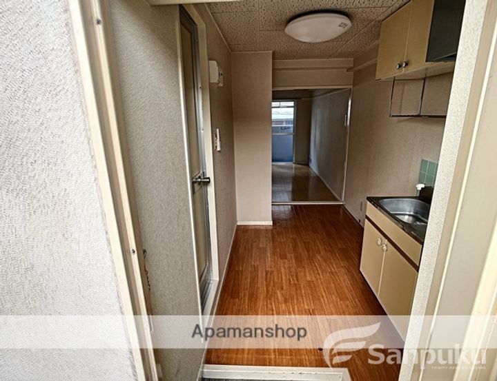 武智ビルの玄関