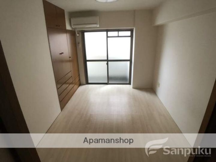 ロイヤルハイツ清水町106の居間