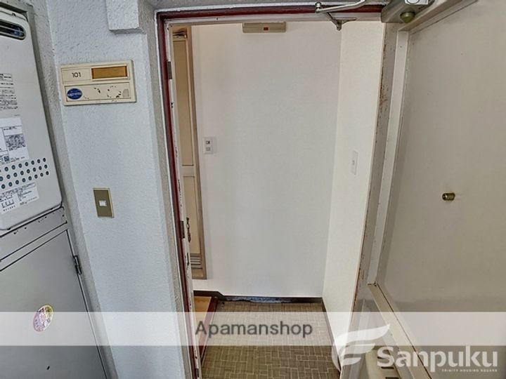 メゾンド井上301の玄関