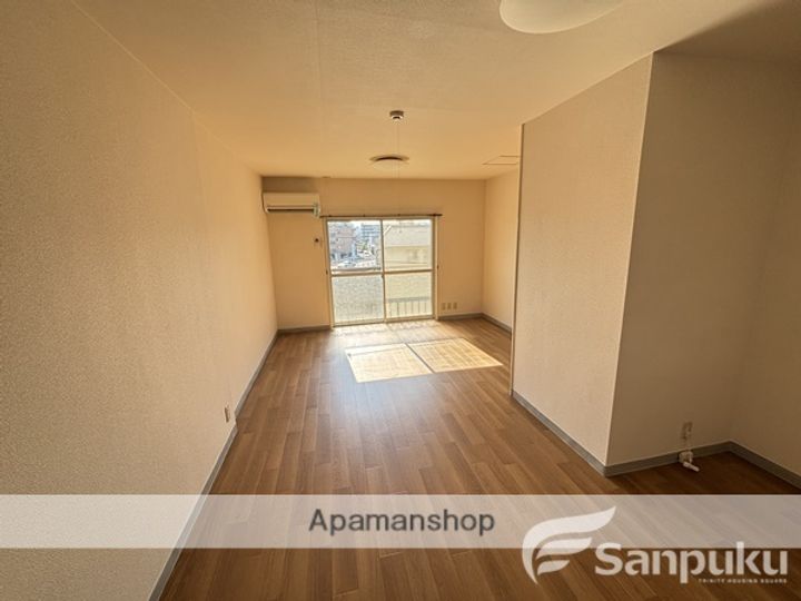 愛媛県松山市吉藤3丁目の賃貸マンションの居間