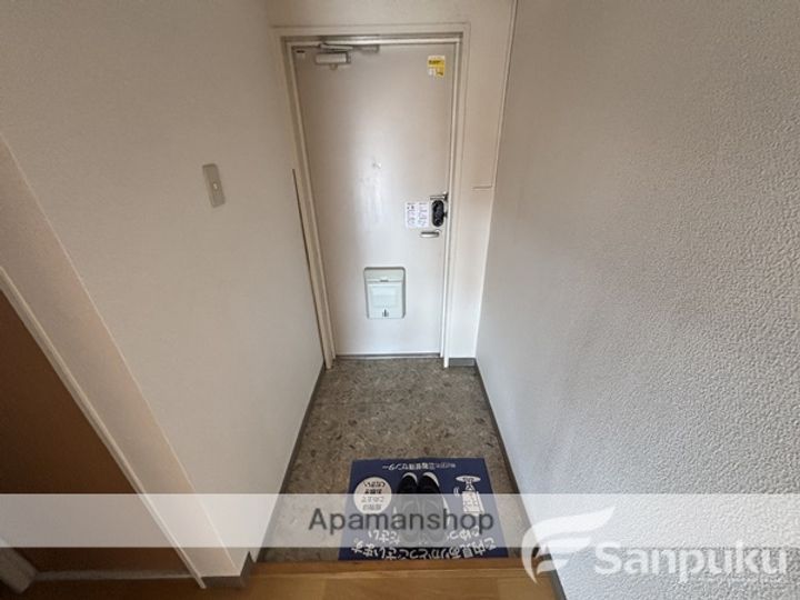 愛媛県松山市吉藤3丁目の賃貸マンションの玄関