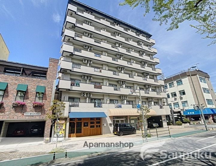 ロイヤルハイツ平和通の外観